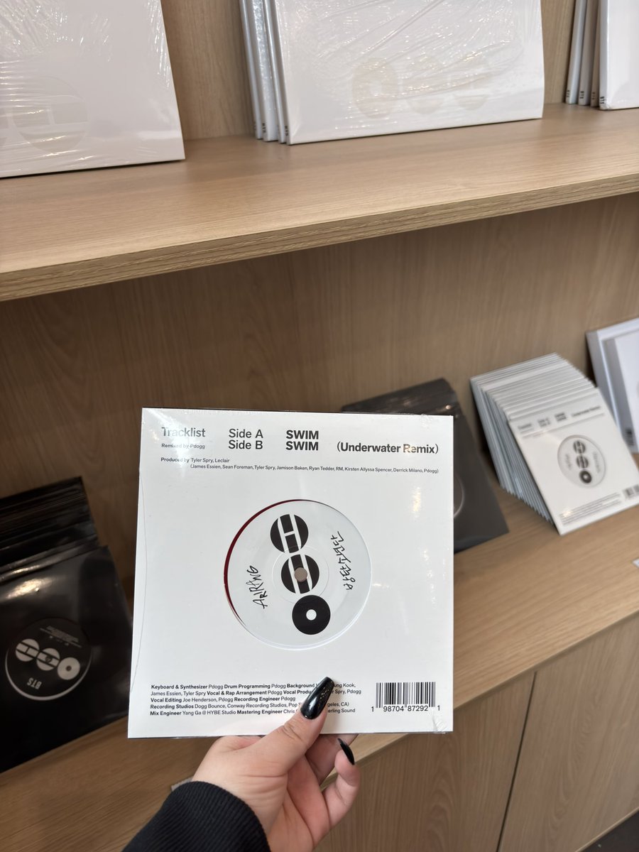 thvphiaa's tweet photo. GIRLS ME COMPRE EL MINI VINILO https://t.co/gD3k1e8mAg