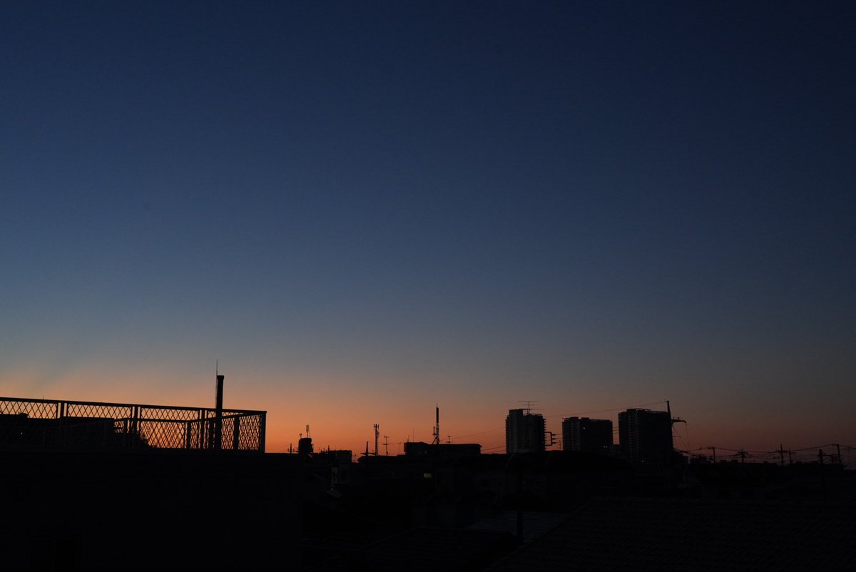 n_komoriya's tweet photo. #マジックアワー #朝焼け
#空 #sky #komo_sky
夜明けの始まりはまだ暗いから
染まるかどうかが分からない
雲があれば雲が染まるけど
快晴ならばそれはそれで
境界線の無い滑らかで
優しい朝焼けになる
静かに眺められる
朝焼けが好きだ https://t.co/sHyG1GIhVt