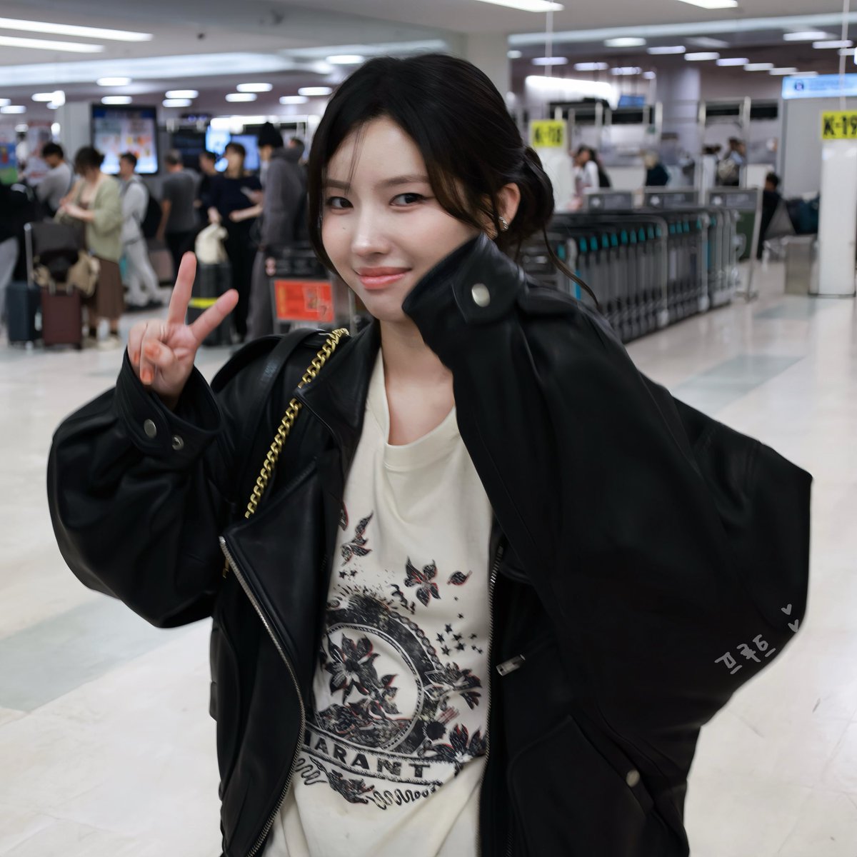 fruit_SOPP's tweet photo. 261010 HND🛬

오늘 소연이 완전 도자기 인형이잖아!🎎 🎀

#SOYEON #소연 #ソヨン  
#아이들 #idle
#끝내주는인생
#퇴사할게여 https://t.co/ZITeqMhWWk