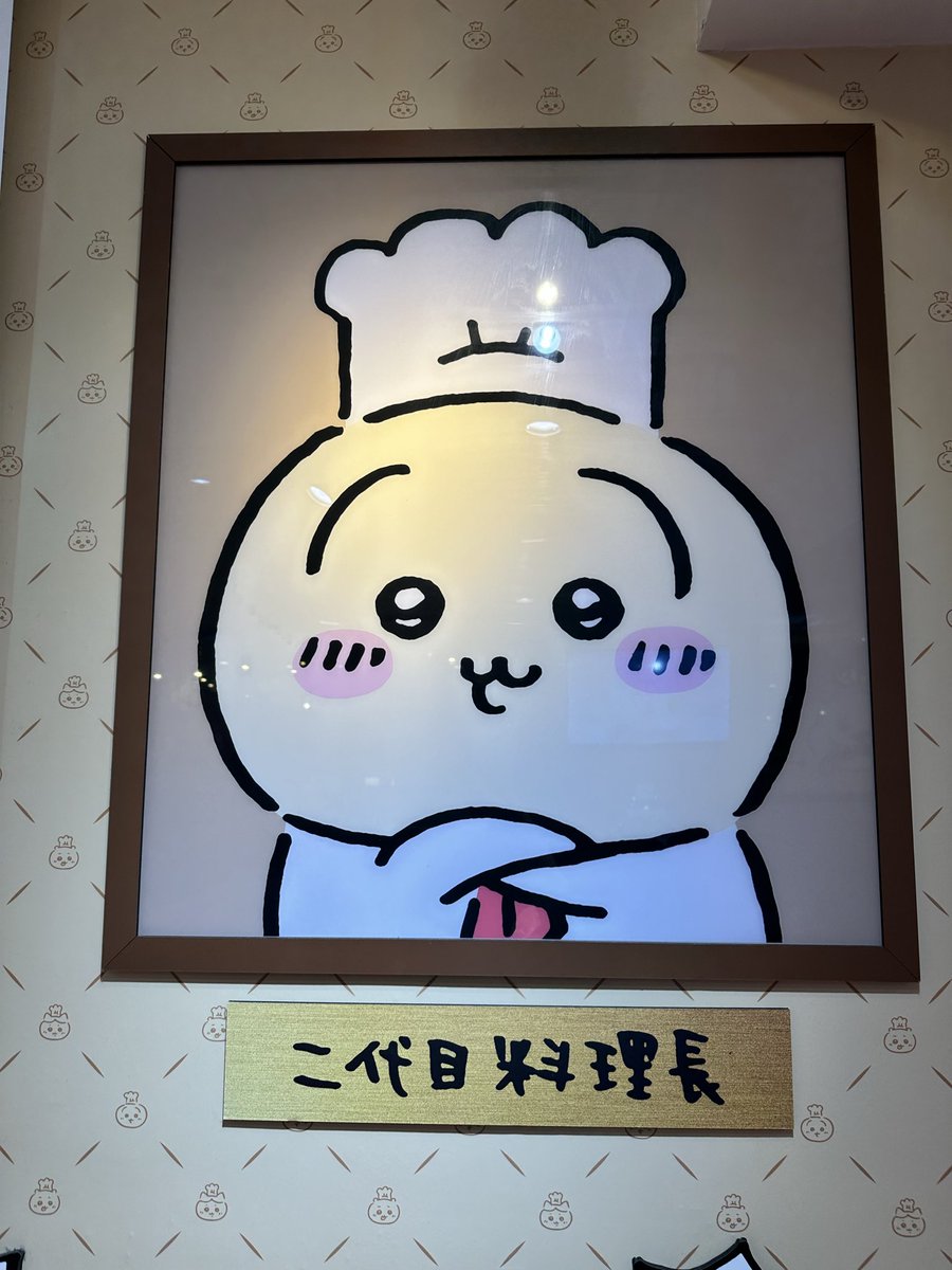 _ayataso's tweet photo. ちいかわレストランはBOXソファー席で予約してたんだけど二代目料理長の真横(正面？)で私は嬉しすぎたよ https://t.co/Xw98k43Z1D