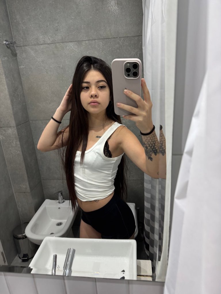 ChloeLunaMoonx's tweet photo. if you're gonna stare, at least say hi. 😉 https://t.co/EfYafpoVjA