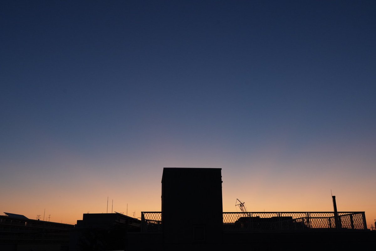 n_komoriya's tweet photo. #マジックアワー #朝焼け
#空 #sky #komo_sky
夜明けの始まりはまだ暗いから
染まるかどうかが分からない
雲があれば雲が染まるけど
快晴ならばそれはそれで
境界線の無い滑らかで
優しい朝焼けになる
静かに眺められる
朝焼けが好きだ https://t.co/sHyG1GIhVt