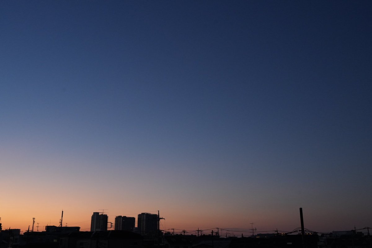 n_komoriya's tweet photo. #マジックアワー #朝焼け
#空 #sky #komo_sky
夜明けの始まりはまだ暗いから
染まるかどうかが分からない
雲があれば雲が染まるけど
快晴ならばそれはそれで
境界線の無い滑らかで
優しい朝焼けになる
静かに眺められる
朝焼けが好きだ https://t.co/sHyG1GIhVt