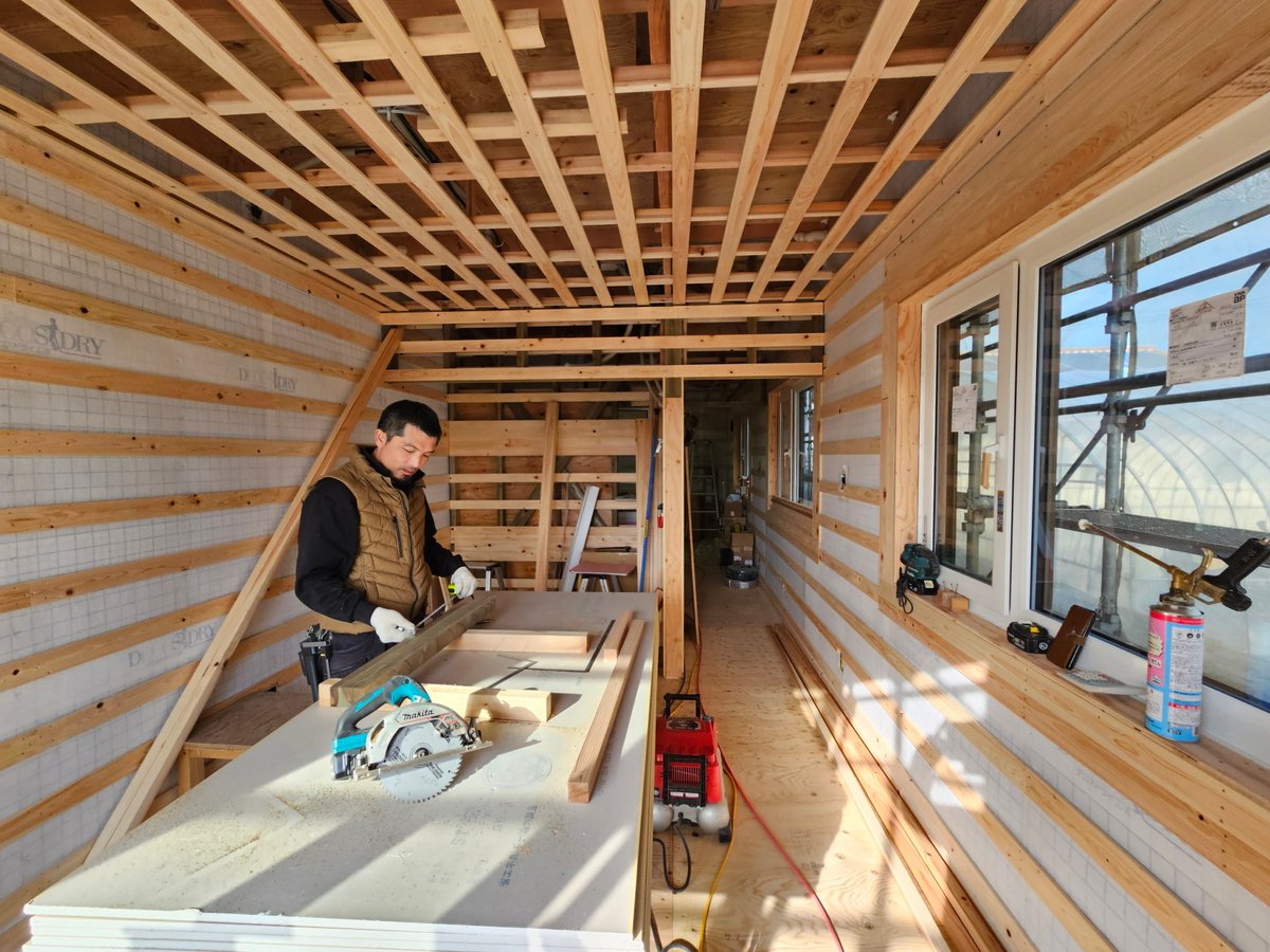 daikunoie781's tweet photo. 大工さんの仕事って、

「木を切って、家を建てる」

だけだと思っていませんか？

実際には、細かな納まり、棚、コンセントの位置など、現場で判断することもあります。

OB様からも、

「図面だけでは分からないところは、現場で確認してくれたので、とてもありがたかったです。」

という声がありました。

家づくりには、職人の「ひと手間」がたくさん詰まっています。