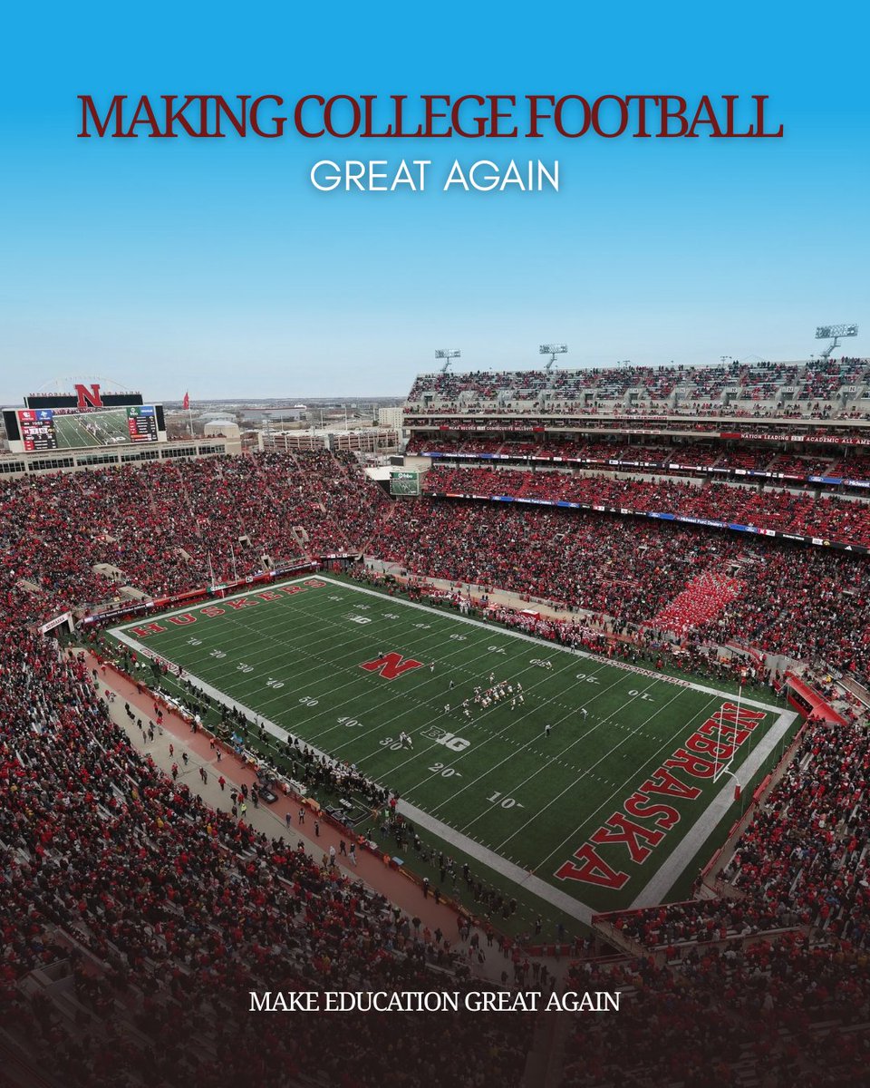 usedgov's tweet photo. .@POTUS is MAKING COLLEGE FOOTBALL GREAT AGAIN! https://t.co/bNxYf9oien