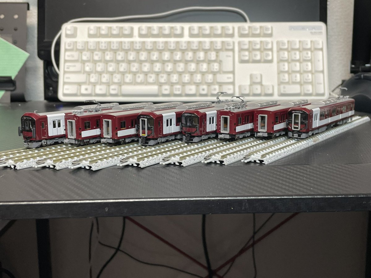 longtourer's tweet photo. ポポンデッタの近鉄8A系、非常にハイレベルな製品なので、

「Nゲージもついにここまで来たか」
「ポポンデッタ、良い仕事してるなぁ」

という気持ちと共に、

「工場出荷段階でここまでしないといけないのか？」
という気持ちが同居してる。
ユーザー側でいじる部分、ほぼ無いでしょ、コレ。 https://t.co/sJS2BPJHIl