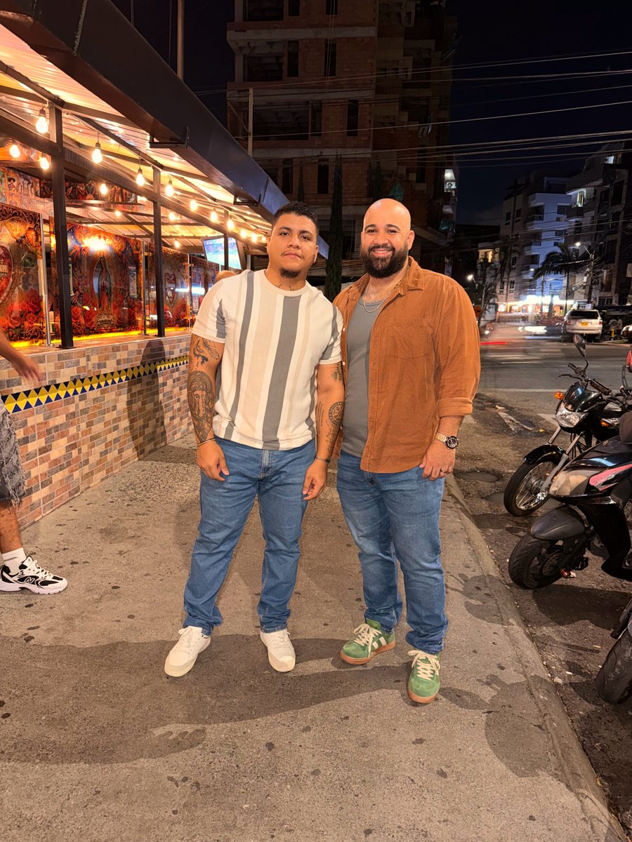 andruandrick's tweet photo. Despues((del cumpleaños))antes
https://t.co/5JdvIgAssN https://t.co/wwQrQDI6AW