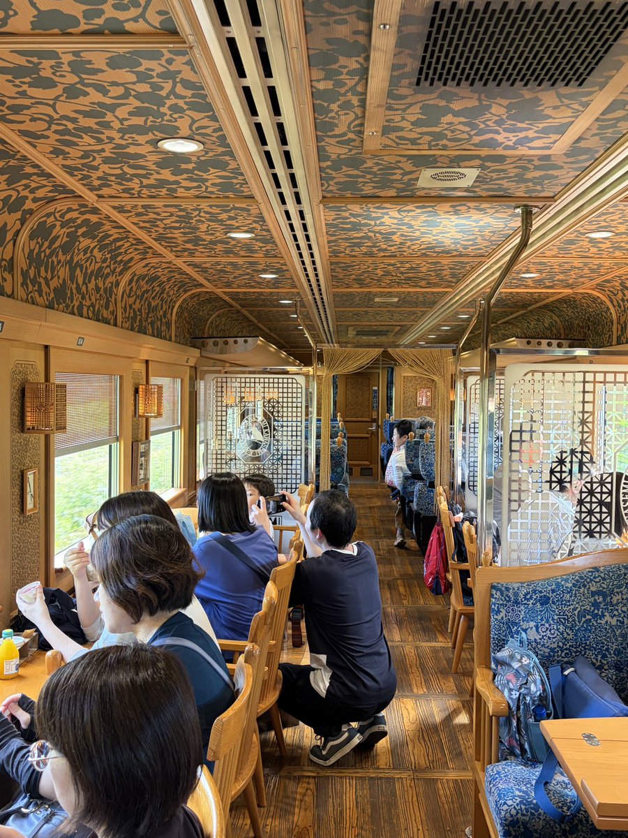 Lucca196's tweet photo. 今朝の移動、同行のお友達に手配をお任せしたらこんなのに乗ることに😅
鉄道ファンと子供がいっぱい☺️ https://t.co/hWB5XLglHb