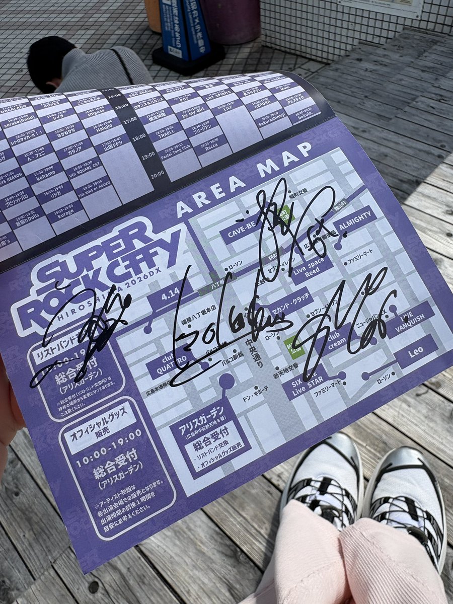 megu_umiiiiiii's tweet photo. 早めに待ち合わせ場所に向かったら、まさかのbokula.メンバーが!!
グッズ持って来てなくて、サインもらったのスパロのフライヤーだけどある意味記念🫶🏻
#bokula. https://t.co/pw6rwSWGXU