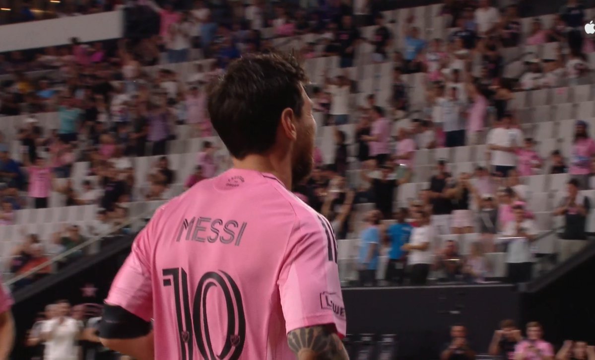 TouchlineX's tweet photo. 🚨 𝗡𝗘𝗪: Leo Messi has now 933 CAREER GOALS.

67 GOALS LEFT! https://t.co/ZHmDwnF1QR