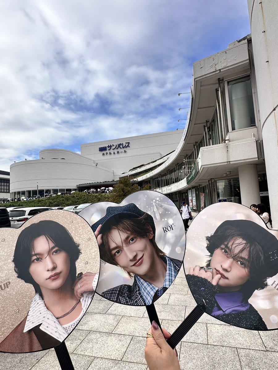 kincham0511's tweet photo. 福岡初日さいっこーに楽しかった🫶
朝から4時間グッズ列並んだけどロろが窓越しで登場してくれたおかげで朝からアドレナリン大放出✨✨護華族だけの空間は幸せに溢れてた🥹大夢のアカペラに泣きそうになりアンコの衣装は可愛すぎて発狂だし愛のあるステージをありがとう😊 https://t.co/mYYmfeXUmD