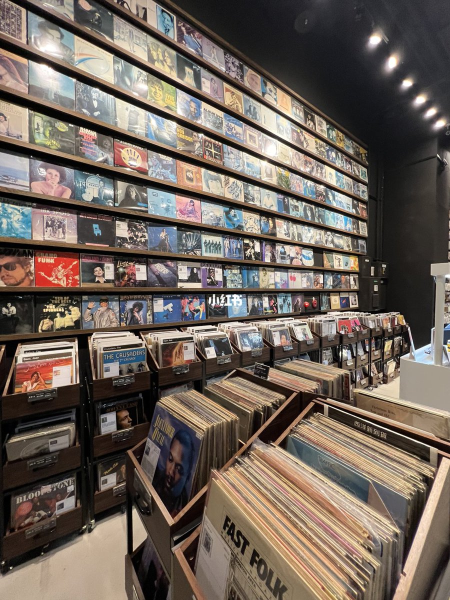 chisa_vincai's tweet photo. レコードショップ、音楽を愛する人だけが感じられる特別なロマン💿 https://t.co/mQAjYy6XN2