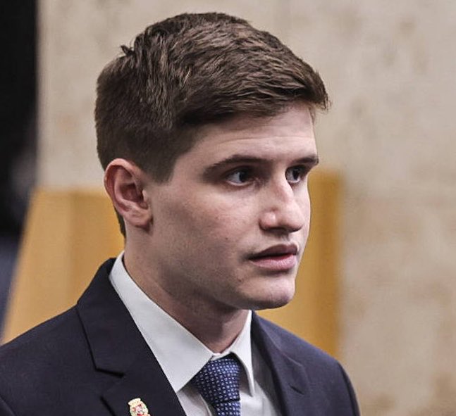 NJanfren's tweet photo. Em menos de uma semana vimos Lucas Pavanato e Eduarda Campopiano serem expostos: 

- Lucas Pavanato criticava e cobrava o Bolsonaro com unhas e dentes!

Hoje? Ele ele é filiado ao PL e defende o bolsonarismo. Ou seja, claramente virou casaca porque se beneficia disso!

- Eduarda Campopiano, que é contra as feministas, contra cotas e todo tipo de benefícios para as minorias, tem uma mãe que usa o BENEFÍCIO DO GOVERNO!

Isso diz muito sobre quão sujo essa gente é! 

Perseguem minorias, pregam valores, costumes, se dizem cristãos, mas no fim é só uma cambada de bandidos hipocritas gozando dos privilégios da sociedade!