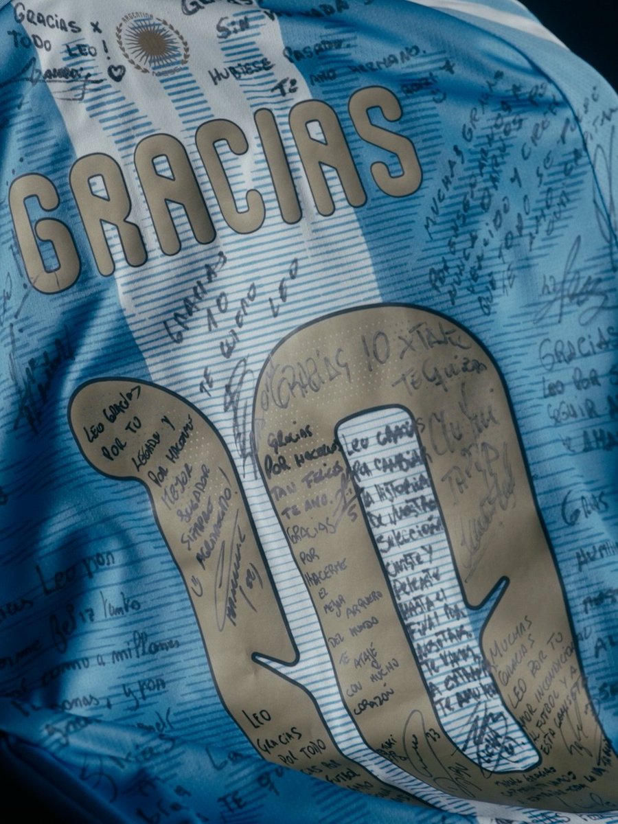 MessiXtraHQ's tweet photo. 🚨 A SPECIAL GIFT FOR THE GOAT.

Argentina’s national team has presented Lionel Messi with an special farewell jersey featuring heartfelt messages from his all teammates. ❤️ https://t.co/tNAoQM5zvf