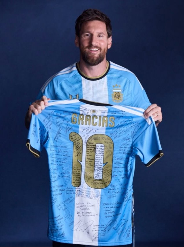 MessiXtraHQ's tweet photo. 🚨 A SPECIAL GIFT FOR THE GOAT.

Argentina’s national team has presented Lionel Messi with an special farewell jersey featuring heartfelt messages from his all teammates. ❤️ https://t.co/tNAoQM5zvf