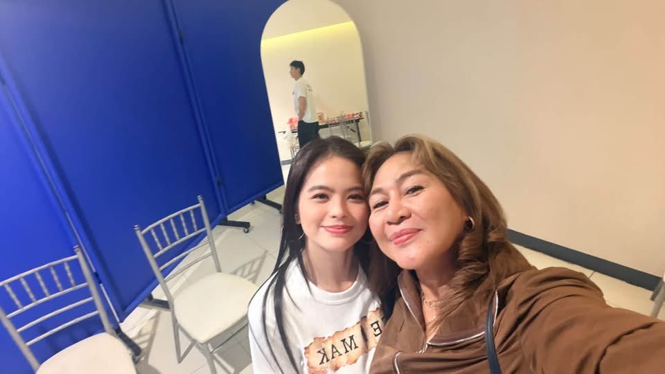 CesssAnnn's tweet photo. Tita Bes with the mag asaw-🥰🫶🏻

Ano kaya nasa isip n Dawd habang pinag mamasdan na nag seselfie ang Nanay nya at ang pinaka maganda nyang asaw-🤭

Sana nasa premier night din ang family n Wilbert🥰🤗 https://t.co/VzwqeTuuOt