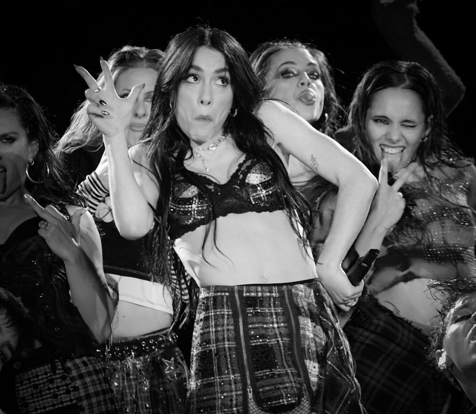 MONORRG's tweet photo. Saludamos a @lalioficial en el día de su cumple abrazo grande ! Te sigo desde Pampa y Figueroa Alcorta ! https://t.co/RzB2Ow6Hjt