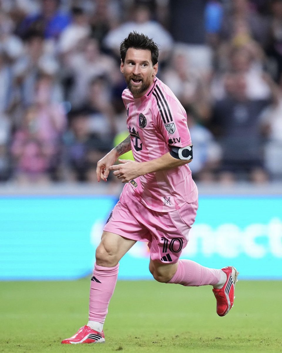 WeAreMessi's tweet photo. Leo Messi celebrity after scoring to make it 3-0 for Inter Miami 🩷🖤 https://t.co/hawNwPGbrx