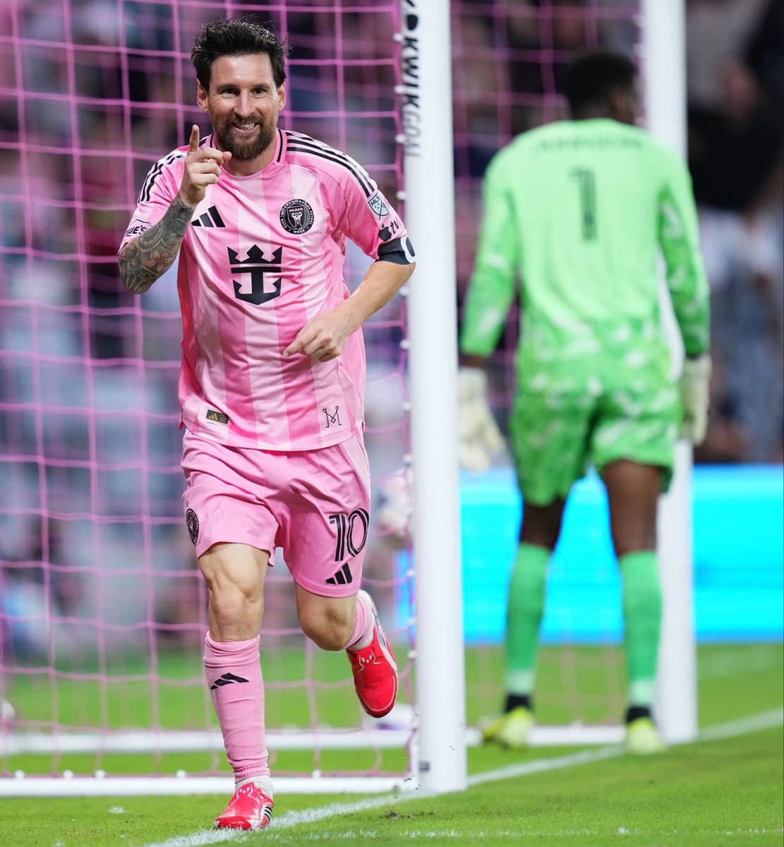 WeAreMessi's tweet photo. Leo Messi celebrity after scoring to make it 3-0 for Inter Miami 🩷🖤 https://t.co/hawNwPGbrx