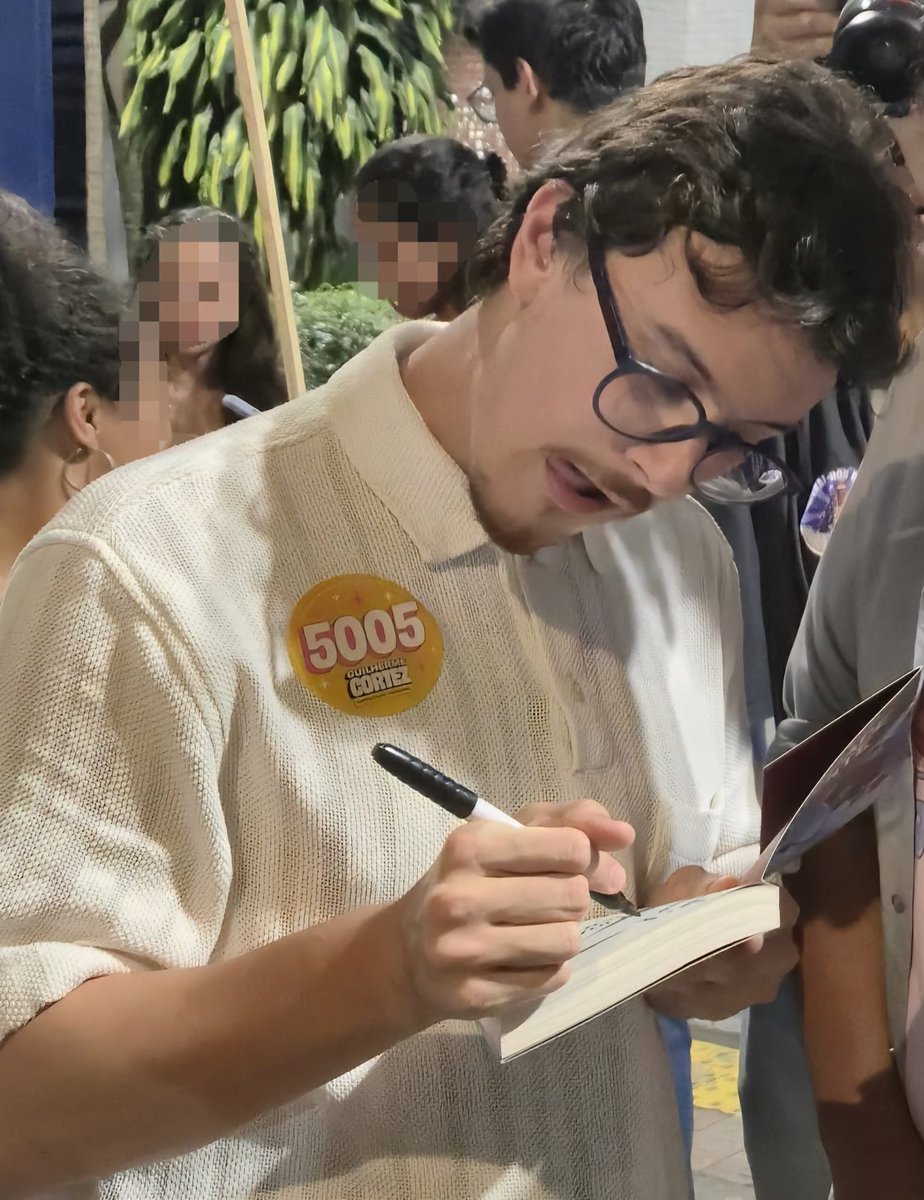 icecreamzv's tweet photo. @libbooks nao canso de compartilhar essa foto de quando ele foi na minha faculdade e assinou o livro do meu amg https://t.co/IknnqowrP8