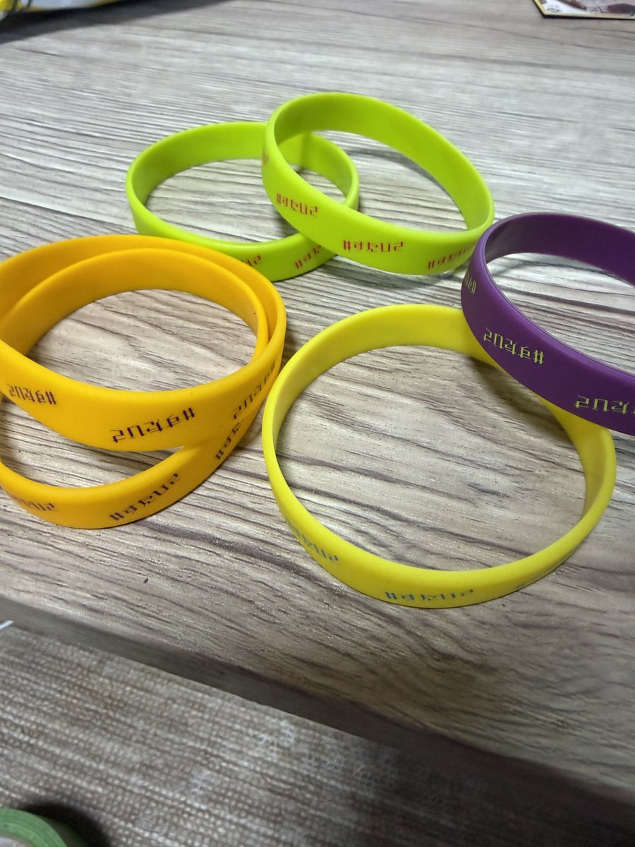 gaki_02's tweet photo. STUDIO HISASHI ラバーバンド届いた！

やはりランダム6種類だけに、
被りが……

ピンクとブルーが欲しかったのに、
それだけ手に入らないという…… https://t.co/ZKj3pnkscf