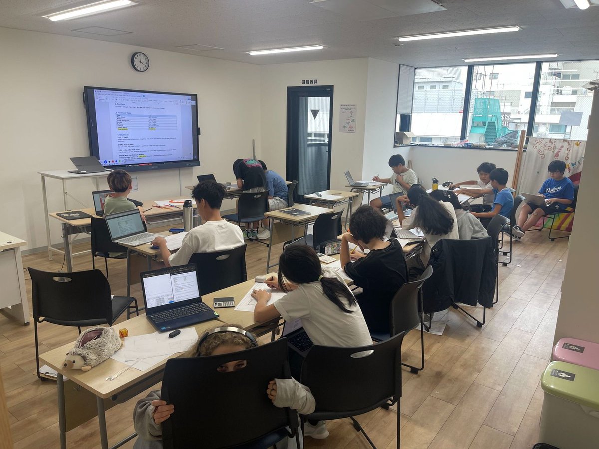 cgk_ja's tweet photo. 数学を『使う理由』がある課題。小さな家の間取りづくりから。

限られた空間に、どんな家を設計する？ 初等部・中等部の『タイニーハウス』プロジェクトでは、間取りを考える中で、測定、面積、空間的な推論を活用しました。

必要な部屋や設備を選ぶだけでは、設計は完成しません。寸法は合っているか、空間の中に収まるか。生徒たちは計画を確かめ、見直し、改善を重ねました。

創造的なアイデアと、数学的な正確さの両方が必要な課題です。計算が紙の上だけの作業ではなく、実際の建築やデザインを考えるための道具になります。

『自由に考えること』と『条件を正確に扱うこと』は、対立しません。設計の条件があるからこそ、アイデアを確かめるために数学を使う理由が生まれます。答えを出すだけでなく、確かめて修正する過程にも学びがあります。

CGK Times9月号より:
https://t.co/NnEKJrCd1r