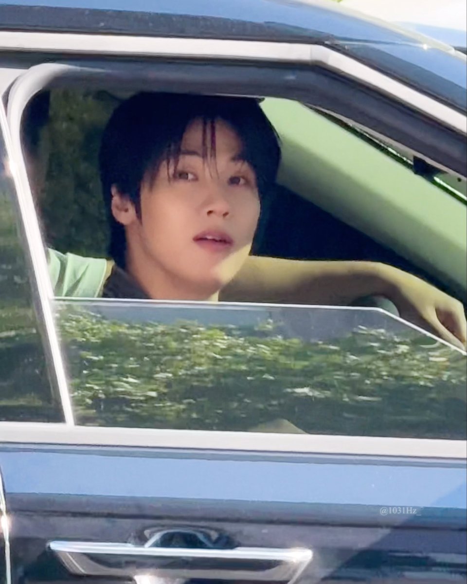 A young man with dark hair leans out of a car window, with the watermark '@1031Hz' visible in the bottom corner.