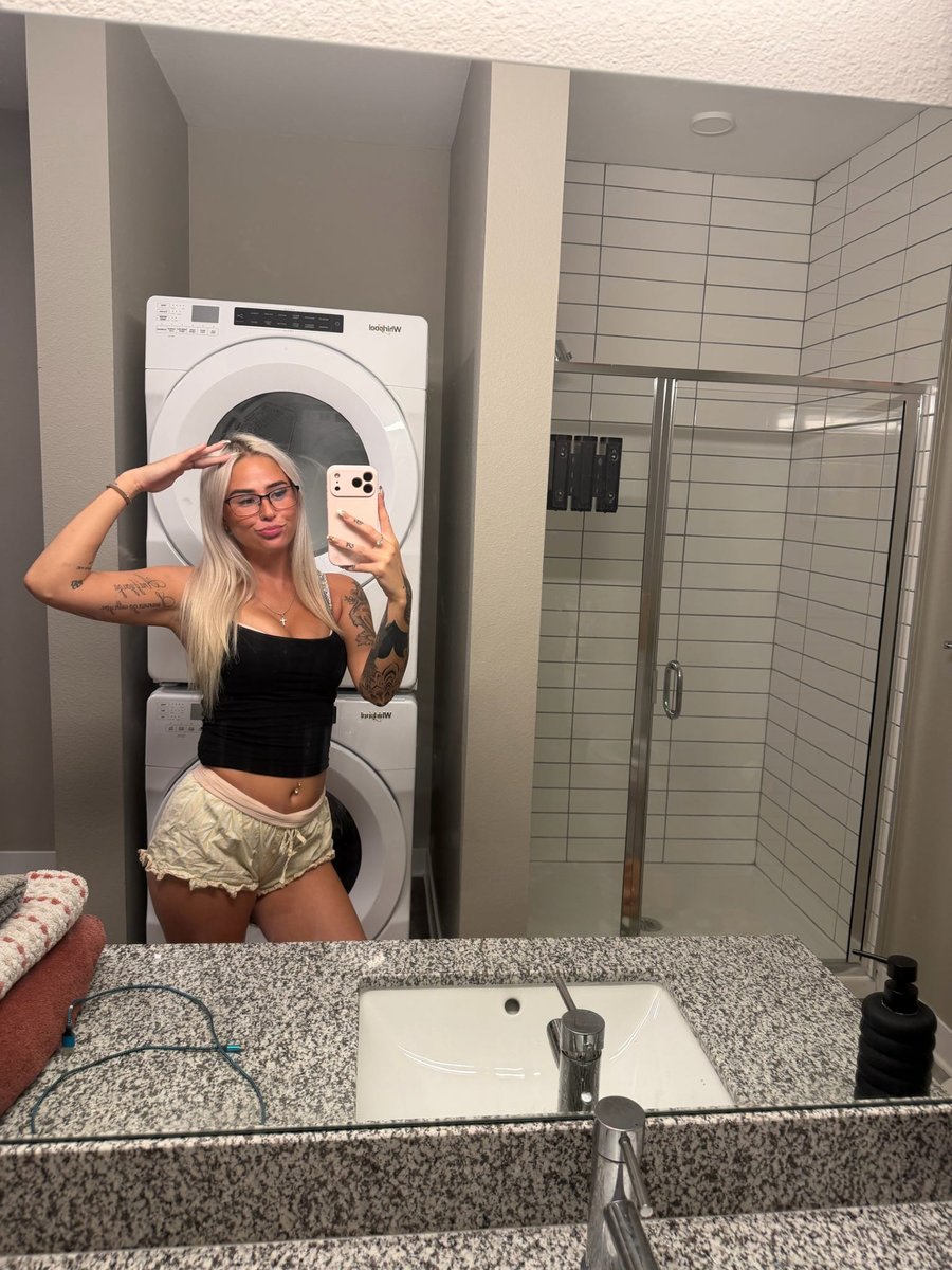 sariahlm01's tweet photo. would you help me if i got stuck in the washing machine? 😳 https://t.co/V0k9Y3i5Z0