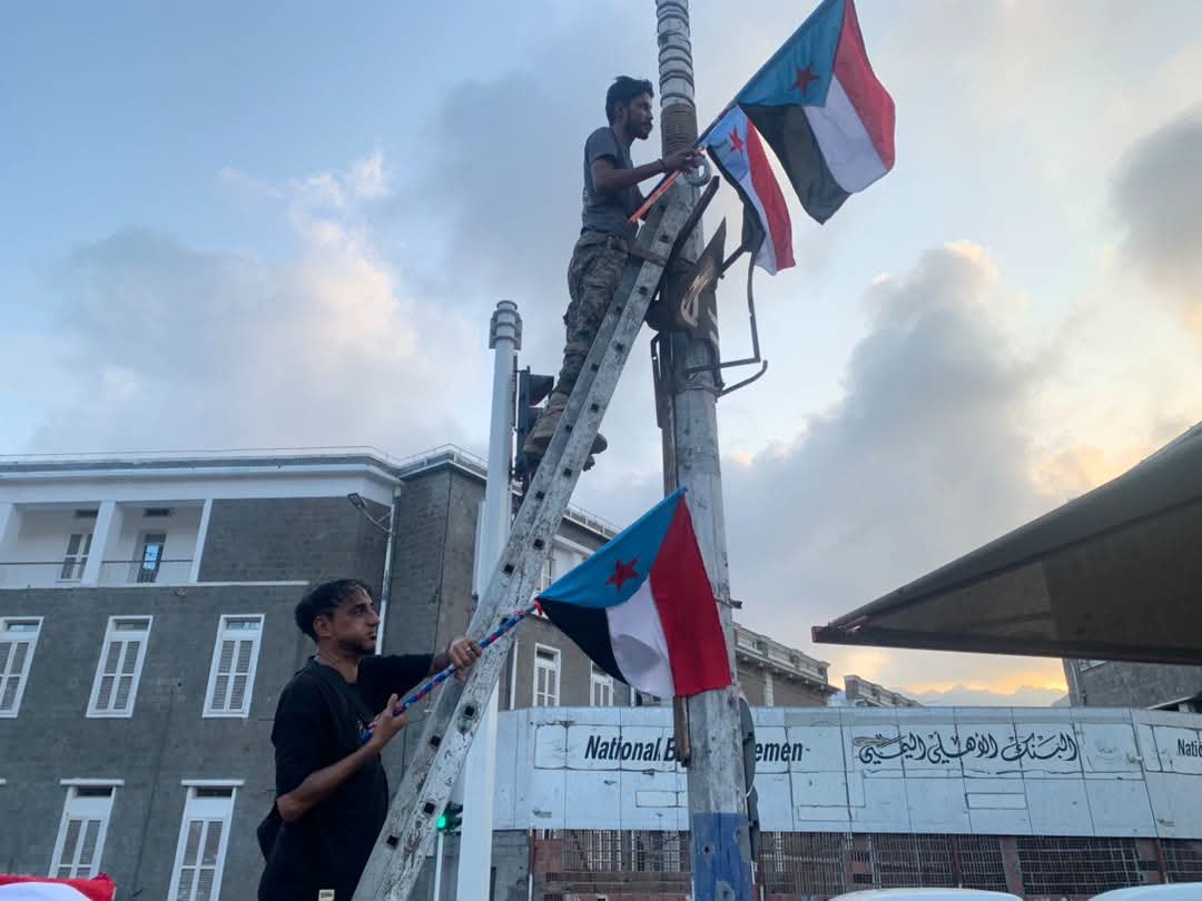 EgTawdrMQlvmN3K's tweet photo. #العاصمة_عدن| انتقالي صيرة يدشن حملة واسعة لرفع الأعلام الجنوبية في الشوارع والأحياء الرئيسية بالمديرية احتفاءً بالذكرى الـ63 لثورة 14 أكتوبر المجيدة
#موعدنا_14_اكتوبر
#عدن_المستقلة #AICharacters https://t.co/B7HTzQSbXr
