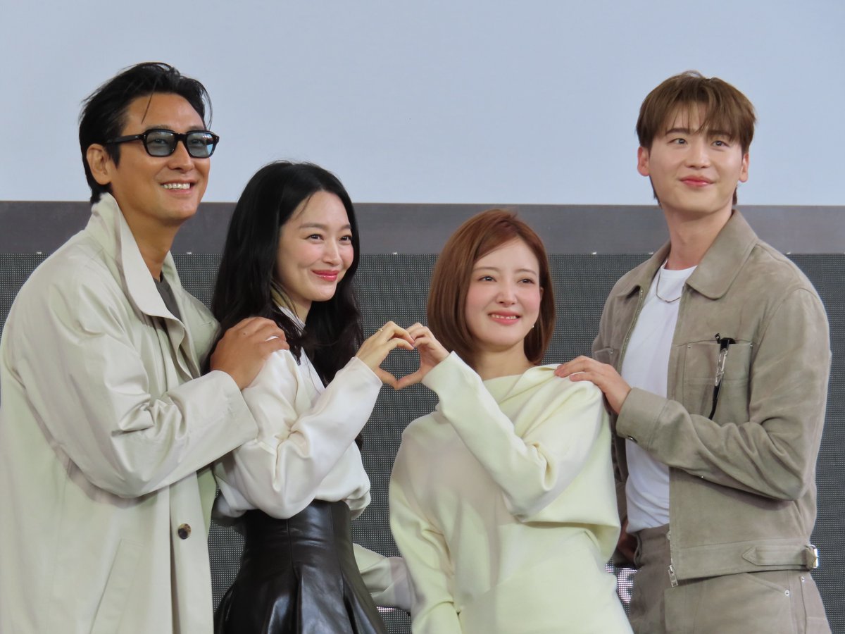 Caramello771's tweet photo. Kalau ada troll yang  sengaja mengacaukan suasana bahagia &amp; kekompakan 4 aktor tersayang ini adalah hal yg biasa...
Karna tidak semua orang bisa melihat kebahagiaan orang lain ☺️
Makin melesat &amp; membahana #TheRemarriedEmperes ✨️✨️✨️✨️ https://t.co/g0rQ7YcrHN