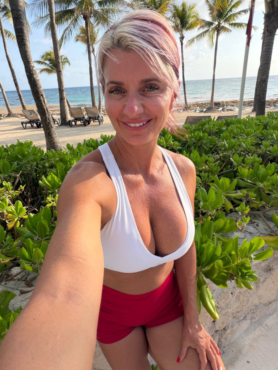 AmandaDaltx's tweet photo. wanna be my walking buddy? https://t.co/8IKBgqH49D
