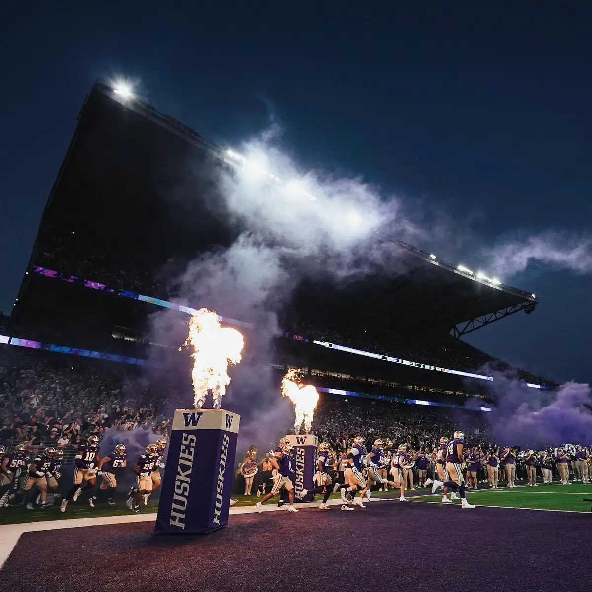 kaleb_young6's tweet photo. I am blessed to receive my 11th D1 offer from university of Washington
@UW_Football @Coach_KC84
@CoachJRich @TFloss32 @MikeRoach247 @KHSMustangFBall @CoachNupe @coachag713 @PrepRedzoneTX @justinallen_13 @shamar_thomas11 @TopPreps @247Hudson @adamgorney @247Sports https://t.co/0jM5U7MXmE