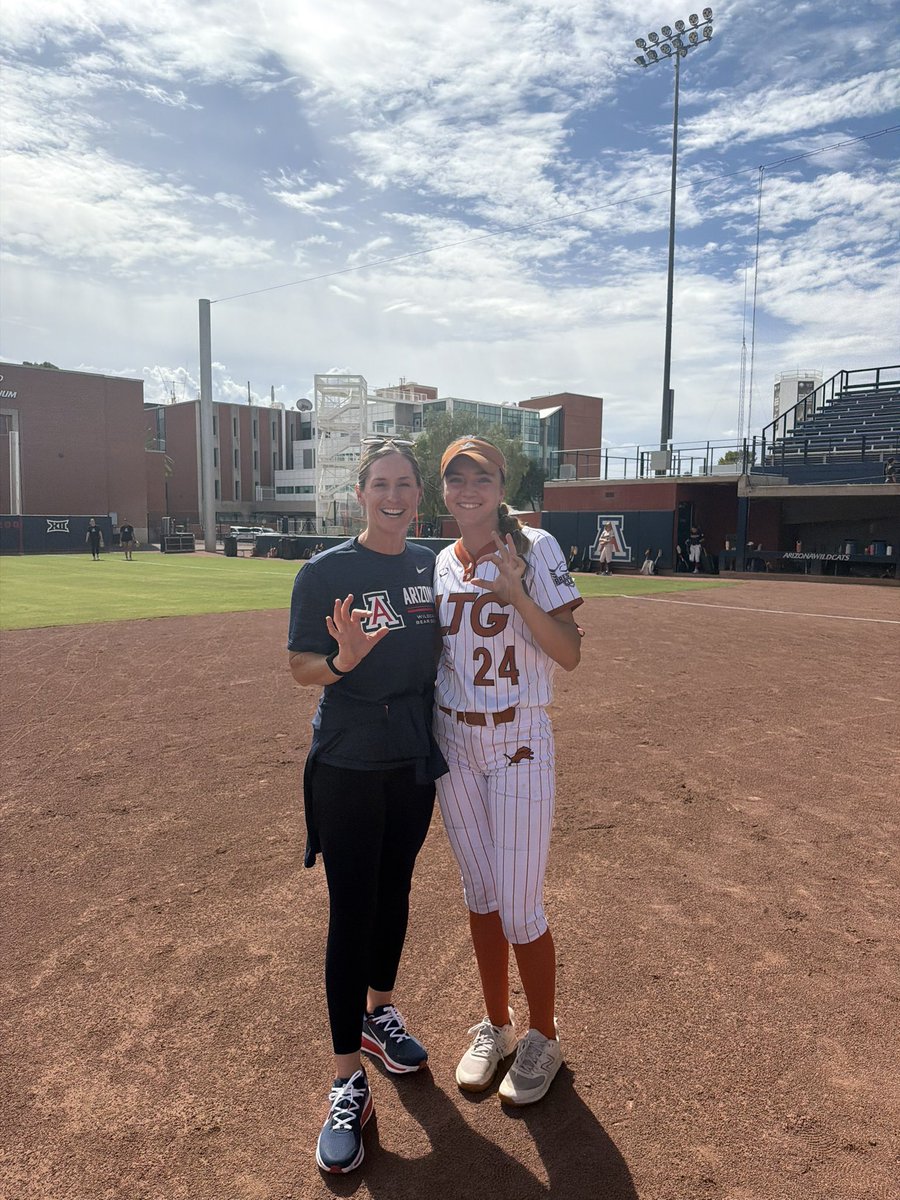 M_Johnson2030's tweet photo. Thank you so much @ArizonaSoftball for a amazing camp!! I learned so many new things to take back home! Cant wait to be back In Tucson again! #BEARDOWN🐻 @LTG2029Buck @CoachCat @JoeHendersonLTG @CaitlinLowe @DanielleGibsonW @lappin37 https://t.co/bvpuhPrAoA