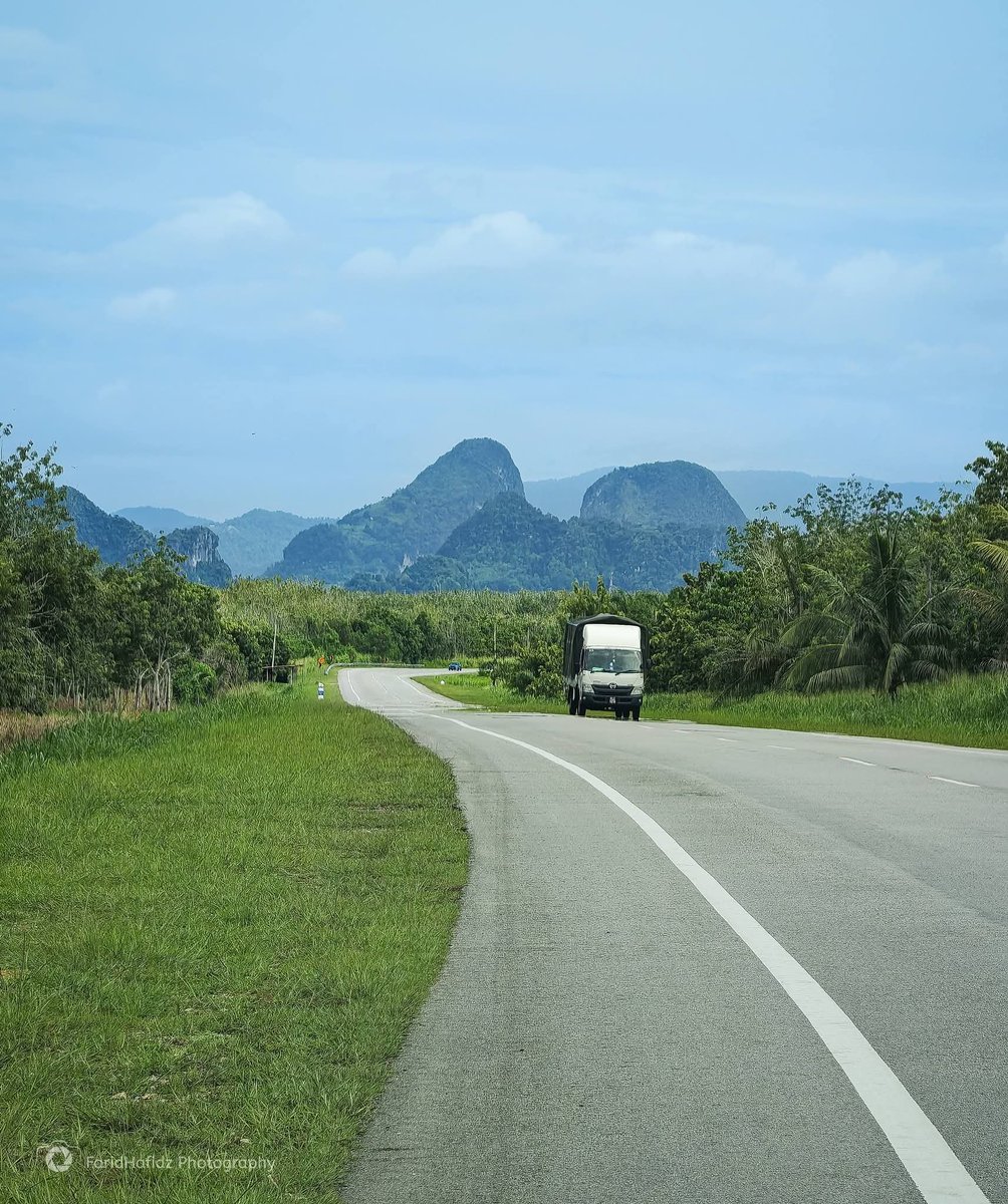 PerlisPermai's tweet photo. SALAM PERLIS

11 Oktober 2026 | 29 Rabiulakhir 1448H

Selamat Pagi | Panorama Indah @ Perlis

Kredit 📸 : @mohdfaridhafidz

#PerlisPermai # #SalamPerlis #VisitPerlis #TahunMelawatPerlis Perlis💛💙 Malaysia🇲🇾 https://t.co/WkBl6gfAWc