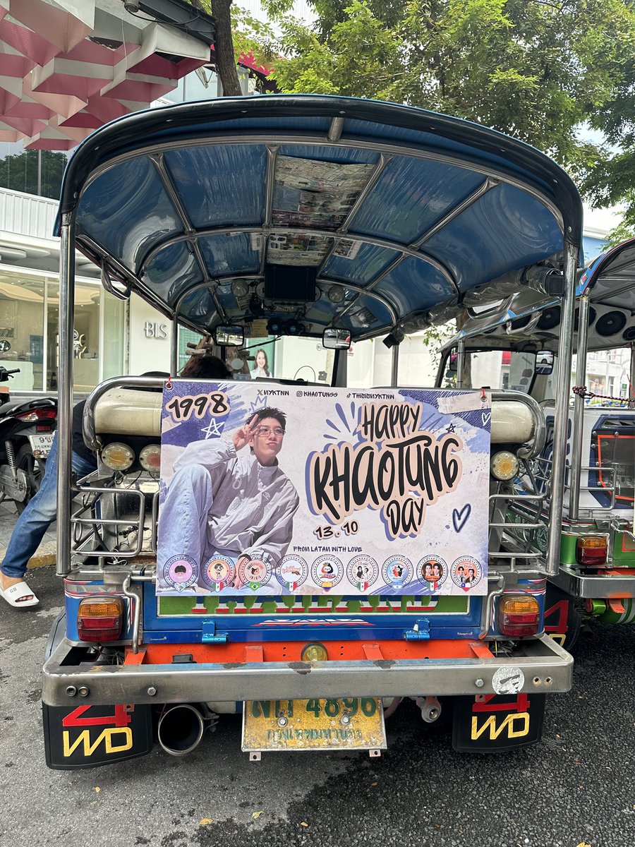 khaotungmx's tweet photo. PROYECTO DE CUMPLEAÑOS 🐈

Para celebrar otro año de vida de nuestro gatito, preparamos junto con fanbases latinas para tener 2 Tuk Tuks para nuestro Khaotung!

📅 del día 11 hasta 16 de octubre
 📍Chula • MBK • Siam • China town

¡Gracias @mrtuktukk por el trabajo increíble! 

#khaotungg #เด็กน้อยของขต

@firstkhaomty