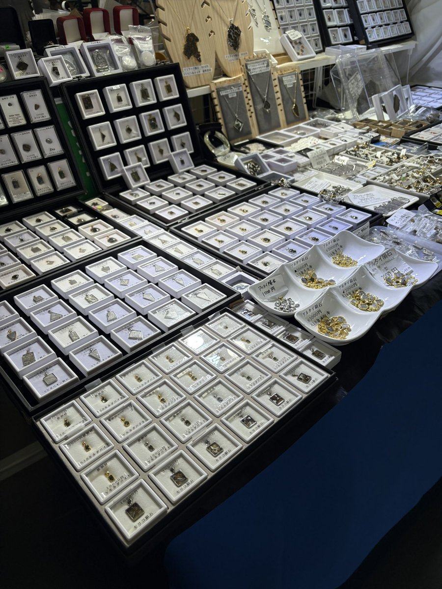 himi2stone's tweet photo. 京都石ふしぎ大発見展２日目です✨
sold out続いてます🙏🙏🙏
ありがとうございます♪
地下一階入り口すぐ55番です✨

#石ふしぎ大発見展 
#京都石ふしぎ大発見展 https://t.co/ObPDdKlVxp