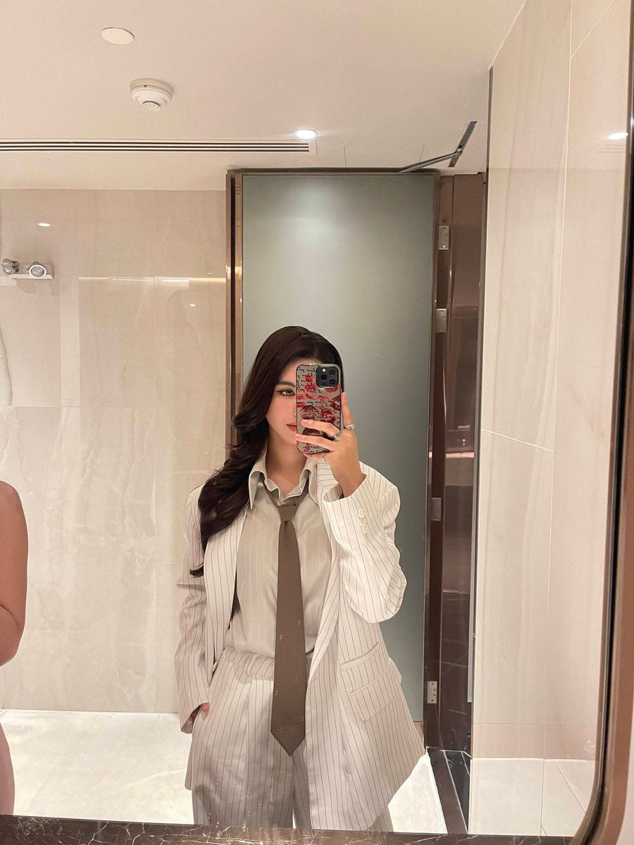 SyldiaC's tweet photo. Take a look in the mirror 
And remind yourself, you are enough, you've got self- worth 
And you deserve  all the love in this world..
#shellypundao https://t.co/NcbkhgLQeR