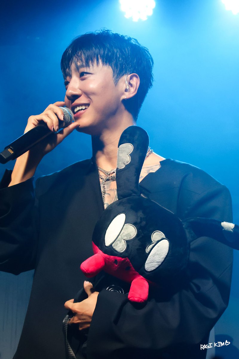 ragikim's tweet photo. 20261010 2026 BANG YONGGUK WORLD TOUR "HAEBANG(解方)" pt1
#방용국 @BAP_Bangyongguk https://t.co/Q2I6zeEDLW