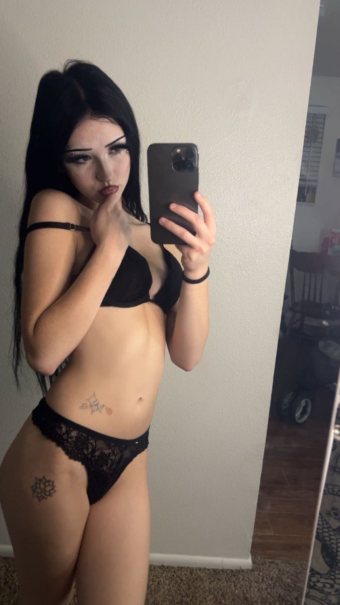 Julia_ssa_345's tweet photo. just a tiny reminder that i can look sweet and still be a complete menace https://t.co/J0fefvpWGb