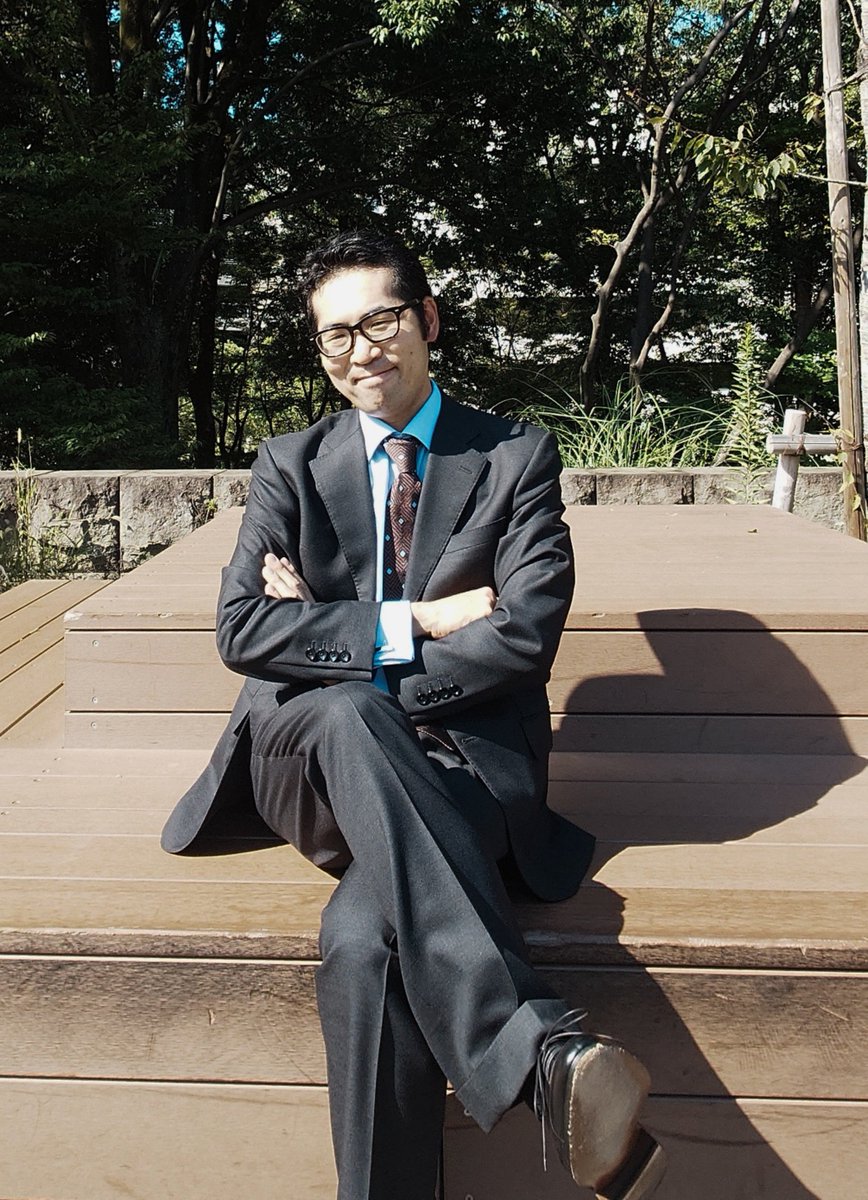 AlbertHatsuda's tweet photo. 映画「007 トゥモロー・ネバー・ダイ」でピアース・ブロスナンが演じた007風スタイル.
3つボタンジャケットのやや太いシルエットのものだけど、これが何だかんだ言って一番着心地良く感じる.
ネクタイはまさにピアース・ブロスナンが着用してたものと同じモデル. https://t.co/xMYfX1Tnrh