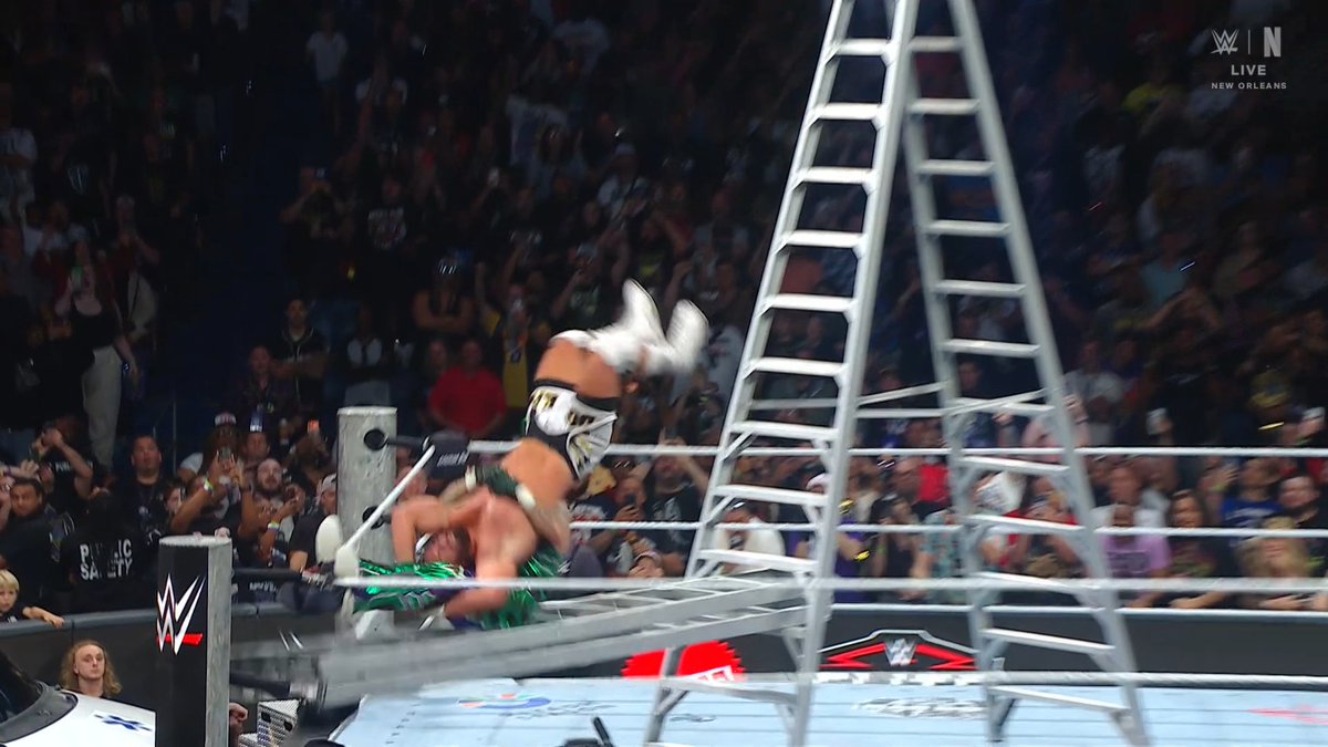 LuigiWrestling's tweet photo. MEXICAN DESTROYER DE PENTA A BRON BREAKKER SOBRE LA ESCALERAAAAAAAAAAAAA

HAZLO PENTA HAZLOOOOOOOOOOOOOOOOOOOOOOOOOOOOOOOOOOO #MITB https://t.co/fHxjYKroHB