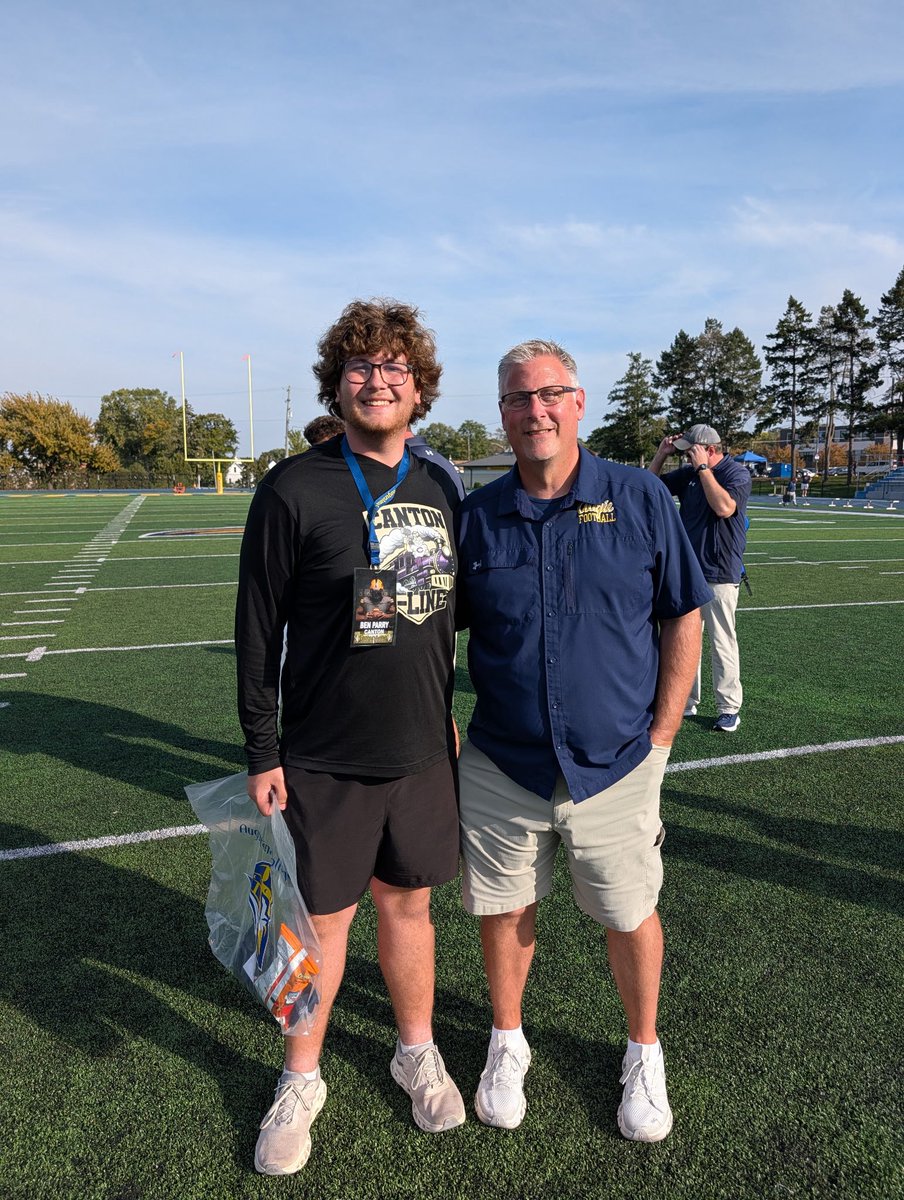 BenParr63060449's tweet photo. Thank you for the invitation @Coachragone and @Coach19Bell I had an awsome time watching the game and seeing a big win!!
@LittleGiantsFB #theaugieway #govikings #agtg https://t.co/GXucF9BcJ0
