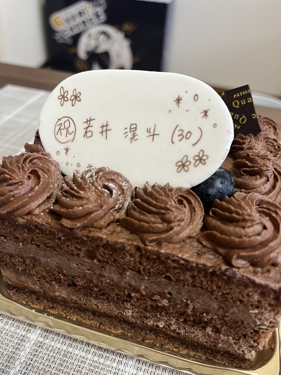 mahoroba_mga's tweet photo. 昨日急遽なっちと若井おたんび会🎂
若井の好きなチョコケーキでお祝いしました🍫
若井改めて30歳おめでと〜〜〜🎸⚡️💙
(いつまで誕生日擦るんだって感じですがこれが最後ですのでみなさんお許しを😌)
#若井滉斗誕生祭
#HilotoBirthday https://t.co/QMzSkQ0Ebm