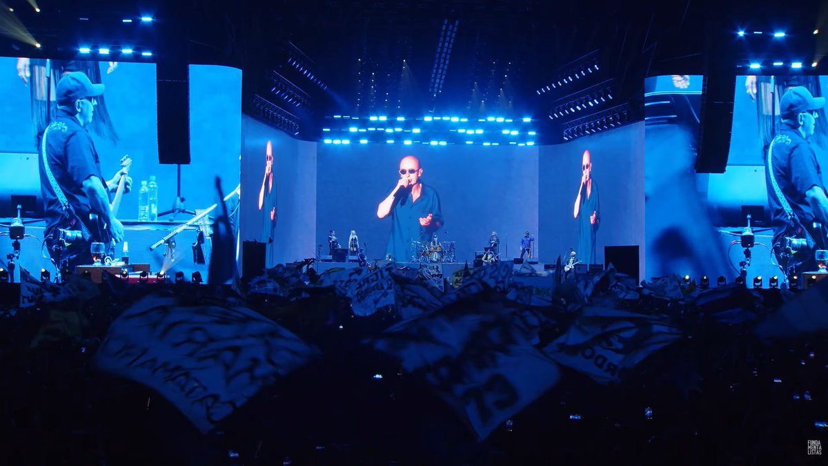 nanolevoratto's tweet photo. La primera lágrima de la noche llegó temprano. Su voz y su imagen cantando "Un ángel para tu soledad" se hacen presentes en Tucumán con los Funda. Nudo en la garganta. Te extrañamos todos los días, Indio. https://t.co/C9KLGpd4xs