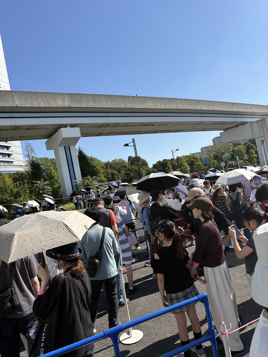 leonXjapan's tweet photo. 今日は南港ATCで開催される「EXPO Reborn！」へ

万博閉幕から約1年
万博の残渣を味わいに来ました😚

しかし、相変わらず暑い中、待たされています🫠

#EXPOReborn  #アフター万博
#大阪・関西万博 https://t.co/bI8sDgHV7W