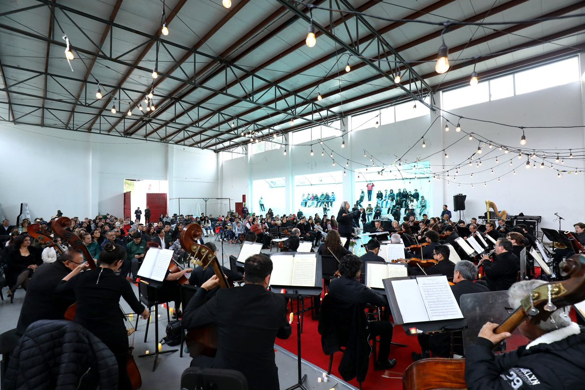 OSEMoficial's tweet photo. Está tarde, visitamos por primera vez el municipio de Jilotzingo, continuando nuestro recorrido para llevar el mejor repertorio sinfónico a las familias mexiquenses
Agradecemos el cálido recibimiento en un gran concierto bajo la batuta de la directora huésped, Grace Echauri. https://t.co/hBupWzKJLI
