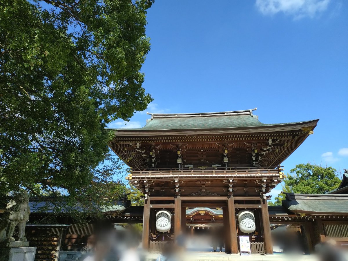 takemochi78's tweet photo. 昨日はライブ前に寒川神社へお参り。八方除けで有名な神社。
厄が落ちて願いが叶いますように。とお願いしました。
天気も良くて気持ちよかったな〜。 https://t.co/IImBdad1wt