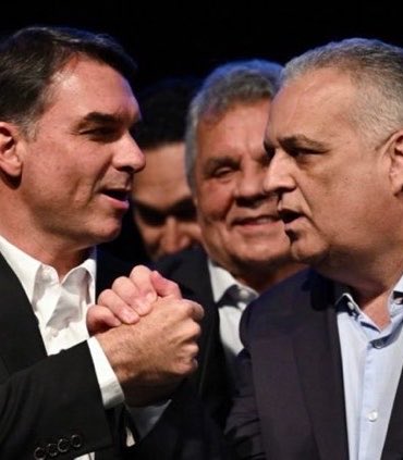 NewsLiberdade's tweet photo. 🚨URGENTE - TSE acaba de suspender propaganda eleitoral que liga Flávio Bolsonaro ao Banco Master e acusação de estupor contra o seu vice https://t.co/tcwBLn55BE