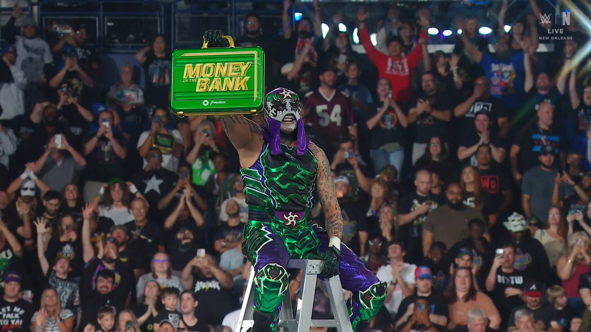 Total_CatchYT's tweet photo. 🚨 Penta remporte le Money In The Bank !

Je ne sais même pas quoi penser du match mdr mais le gagnant est le bon !!

Prestation monumentale de Bron Breakker. #MITB https://t.co/4mlkzzGvV2