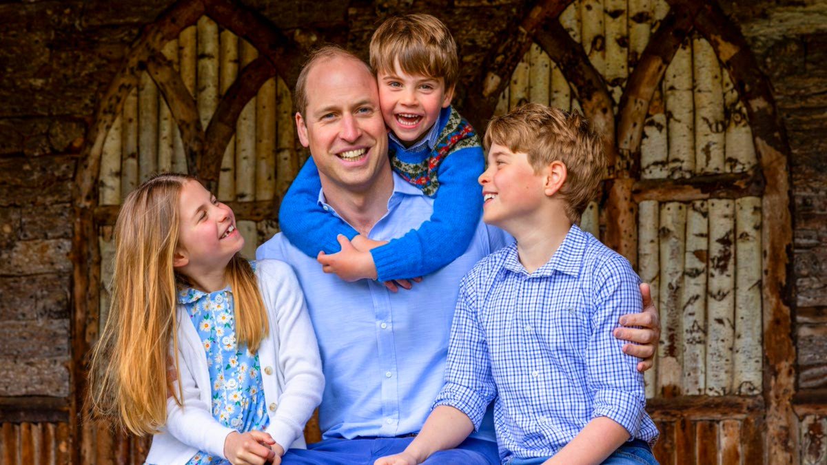BillyDouglass7's tweet photo. This is always one of my favorite photos of Prince William with his three adorable little angels.🩵🩵🩵 https://t.co/T6zpuEdcWA